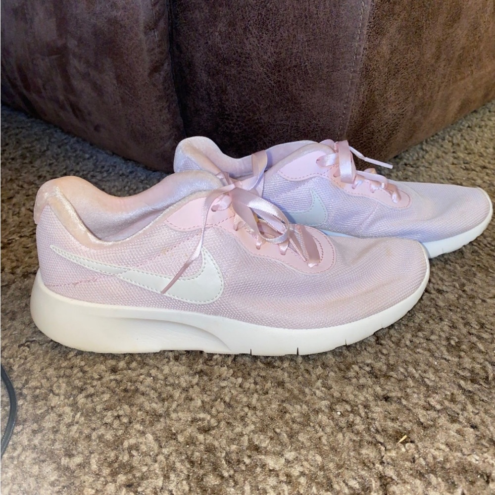 Nike baby pink tennis shoes